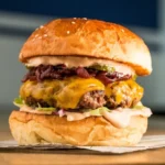 Sajtburger karamellizált lila hagymával