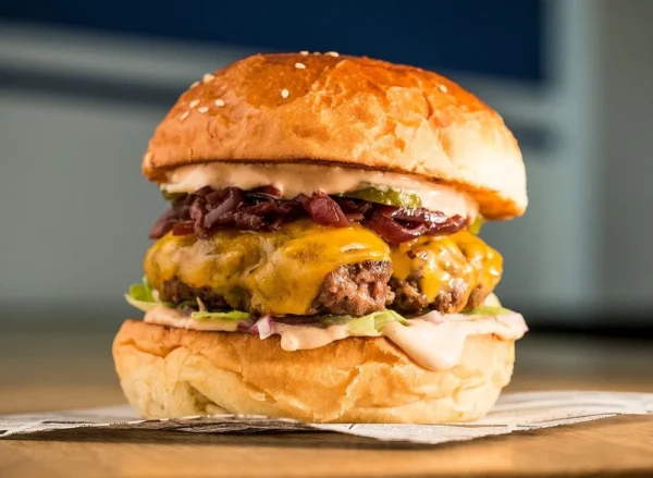Sajtburger karamellizált lila hagymával Menü